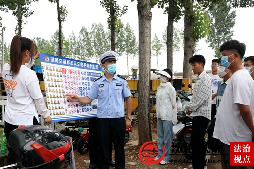 7月18日，山东省枣庄市公安局山亭分局交警大队宣传民警走进金飞驾校，向学员讲解出行安全知识，预防和减少道路交通事故的发生。.jpg