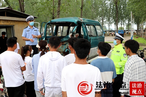 7月18日，山东省枣庄市公安局山亭分局交警大队民辅警走进金飞驾校，结合典型交通事故向学员、教练员、企业负责人讲解出行安全知识。.jpg