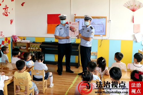 8月2日，山东省枣庄市公安局山亭分局交警大队民辅警向金苹果幼儿园的孩子们讲解交通安全常识，提升孩子们的知险避险能力。.jpg