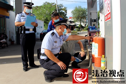 9月8日，枣庄市公安局山亭分局水泉派出所民警到辖区加油站排查安全隐患，检查消防器材是否能正常使用。.jpg