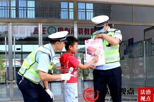 9月22日，枣庄市公安局山亭分局交警大队民辅警利用宣传画向东江湖小学的学生讲解交通安全知识。.jpg