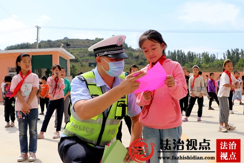 9月22日，枣庄市公安局山亭分局交警大队民警向东江湖小学的学生讲解交通安全知识。.jpg