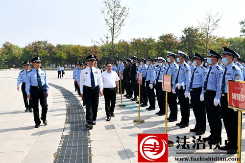 观摩各警力方队。.jpg