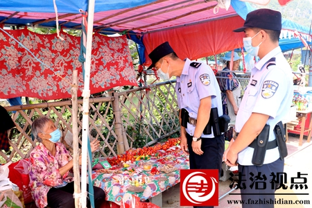 10月1日，枣庄市公安局山亭分局徐庄派出所民辅警在葫芦套景区巡逻途中向老人讲解防养老诈骗常识。.jpg