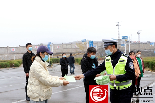 11月23日，枣庄市公安局山亭分局交警大队民警为金飞驾校学员发放交通安全“明白纸”、上文明交通法治课，加强源头教育培训，预防和减少道路交通事故发生。.jpg