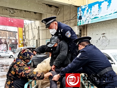 1月14日，枣庄市公安局山亭分局山城派出所民辅警闻警而动，警民协力及时救助摔倒老人。.jpg
