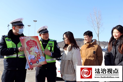 2月14日，枣庄市公安局山亭分局交警大队民辅警向驾校学员宣讲交通安全常识，上好“安全第一课”。.jpg