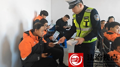 图一：分发交通安全资料.jpg