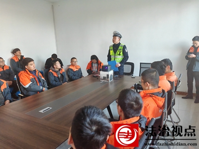 图二：宣讲交通安全注意事项.jpg