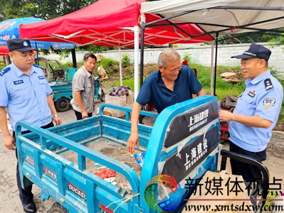 7月17日，枣庄市公安局山亭分局冯卯派出所民辅警深入冯卯镇谢庄集贸市场开展防范电信诈骗宣传，用心用情守护辖区群众的“钱袋子”。(1).jpg