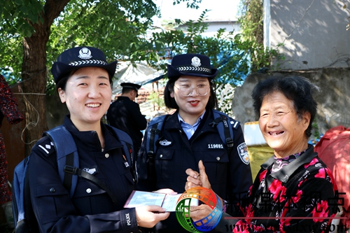 10月23日，枣庄市山亭区凫城镇的韩大娘喜笑颜开为上门服务的枣庄市公安局山亭分局民警点赞。(1).jpg