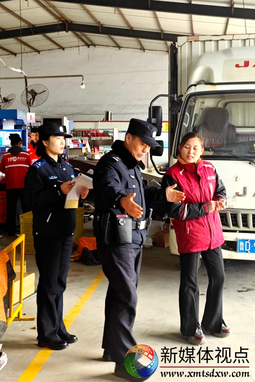 3月3日，枣庄市公安局山亭分局山城派出所民辅警在物流寄递业现场叮嘱从业人员严格落实各项安全措施。.jpg