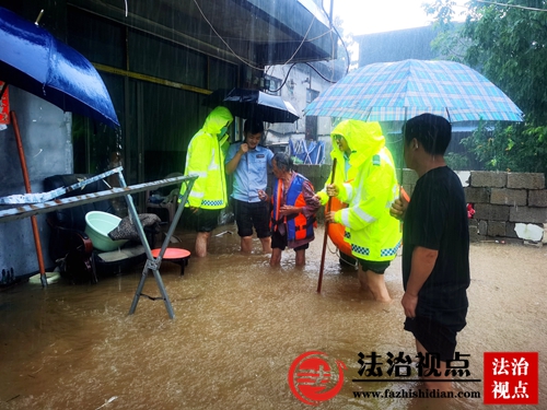 7月14日，枣庄市公安局山亭分局桑村派出所民辅警冒雨转移受困老人。.jpg