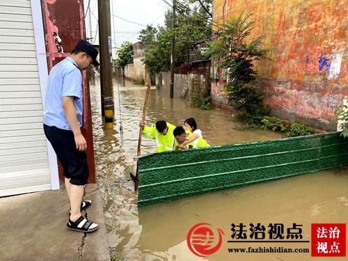 7月14日，枣庄市公安局山亭分局桑村派出所民辅警涉水背着受困群众向安全地带转移。.jpg