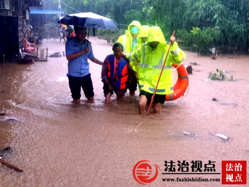 7月14日，枣庄市公安局山亭分局桑村派出所民辅警涉水护送受困老人转移到安全地段..jpg