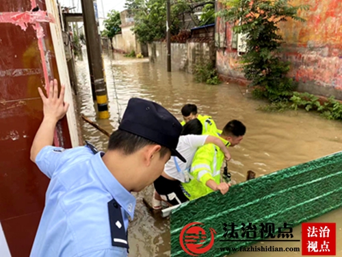 7月14日，枣庄市公安局山亭分局桑村派出所民辅警想方设法转移因内涝而受困的群众。.jpg