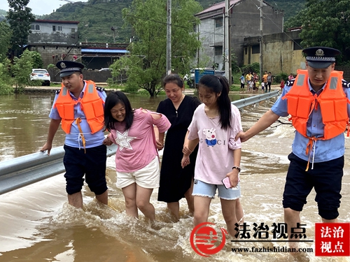 7月14日，枣庄市公安局山亭分局水泉派出所民辅警在巡逻途中发现3名群众被困在漫水桥处，立即涉水将群众护送至安全地段。.jpg