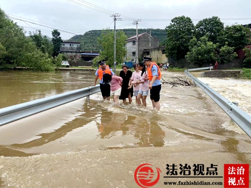 7月14日，枣庄市公安局山亭分局水泉派出所民警和辅警在巡逻途中发现3名群众被困在一漫水桥处，立即涉水将其护送至安全地段。.jpg