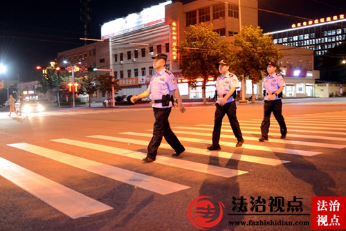 7月30日，山东省枣庄市公安局山亭分局民警走上街头，开展夜巡宣防工作，当好“守夜人”，点亮“平安灯”。.jpg