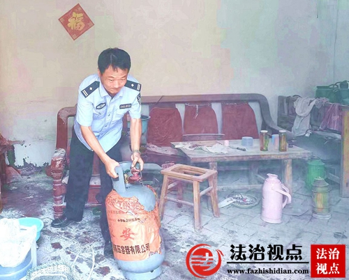 图为控制火焰之后，民警立即移动滚烫的罐体。.jpg