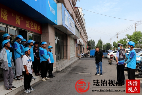 8月8日，山东省枣庄市公安局山亭分局交警大队民警在“饿了么”外卖配送点宣讲交通安全常识，提醒送外卖的骑手们牢记“一盔一带，安全常在”。.jpg