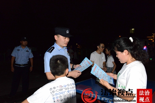 8月9日夜，山东省枣庄市公安局山亭分局巡逻防控民警在健身广场向市民宣传居家安全防范常识。.jpg