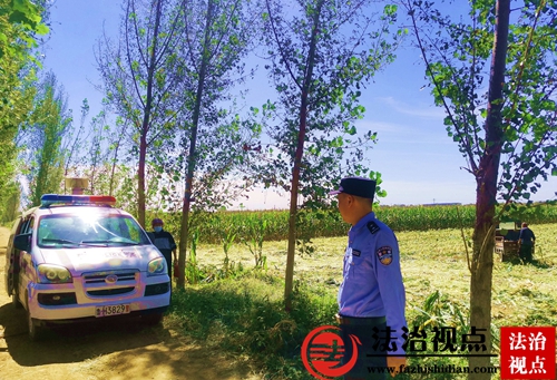 图为警车在地头循环播放反诈音频.jpg