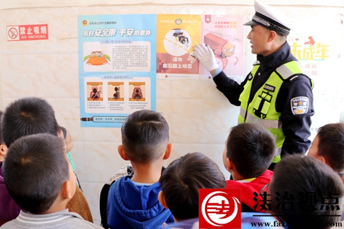 10月11日，枣庄市公安局山亭分局交警大队民警走进新纪元小学，向学生们讲解交通安全知识。.jpg