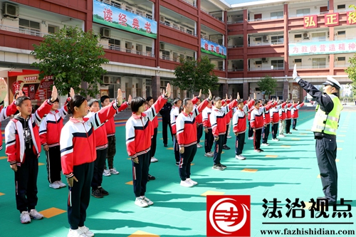 10月11日，枣庄市公安局山亭分局交警大队民警在新纪元小学教学生们练习交通指挥手势。.jpg