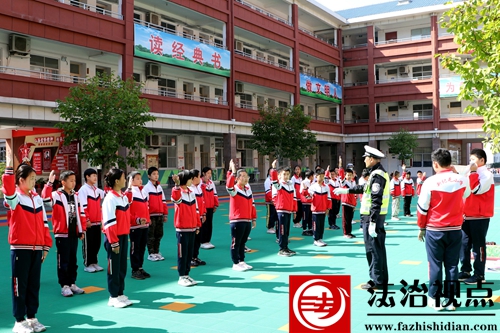 10月11日，枣庄市公安局山亭分局交警大队民警利用问答形式和新纪元小学的学生们一起学习交通安全知识。.jpg