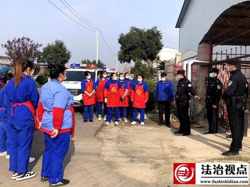 11月25日，民警向企业员工宣讲冬季安全防范常识。.jpg