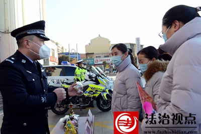 1月10日，枣庄市公安局山亭分局禁毒大队民警在庆祝第三个中国人民警察节现场宣讲禁毒知识，提高群众对毒品的鉴别和防范能力。.jpg