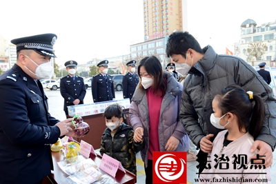 1月10日，枣庄市公安局山亭分局禁毒大队民警向学生和家长宣讲禁毒知识，构筑全民禁毒防线。.jpg