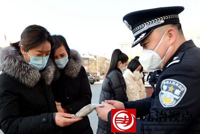 1月10日，山东省枣庄市公安局山亭分局禁毒大队民警向群众介绍毒品的种类。.jpg