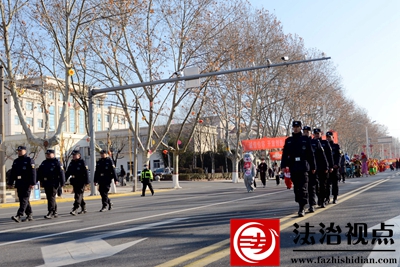 1月28日，枣庄市公安局山亭分局特警大队民辅警在“黄河大集_幸福山亭”游艺踩街大拜年活动现场开展巡逻防控，确保活动安全顺利进行。.jpg