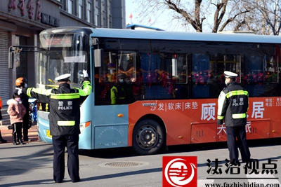 1月28日，枣庄市公安局山亭分局交警大队民辅警在“黄河大集_幸福山亭”游艺踩街大拜年活动现场疏导道路交通，确保活动安全顺利进行。.jpg