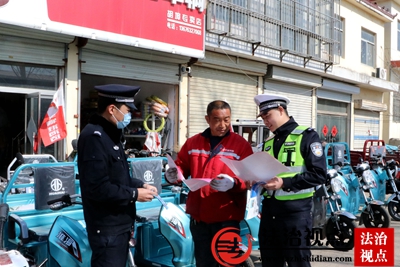 3月2日，枣庄市公安局山亭分局交警大队民辅警向群众普及涉农安全生产常识。.jpg