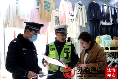 3月2日，枣庄市公安局山亭分局交警大队民辅警向群众宣讲防电信诈骗、交通安全、安全生产等常识。.jpg