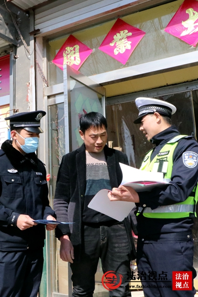 3月2日，枣庄市公安局山亭分局交警大队民辅警进向群众宣讲交通安全常识。.jpg