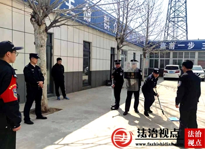 图为参训警员在训练中.jpg