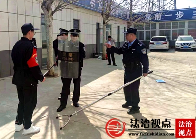 图为施训民警在讲解持械动作要领.jpg