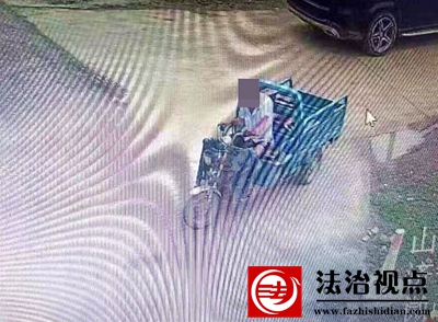 图为民警研判嫌疑人逃跑路线.jpg