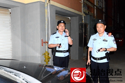 6月16日夜，枣庄市公安局山亭分局民警深入辖区偏远社区开展夜间巡逻防控，联系轿车车门未落锁的群众前来锁好车门。.jpg