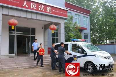 图②：法庭干警奔赴现场.jpg