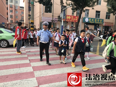 图一：护送孩子过马路。.jpg