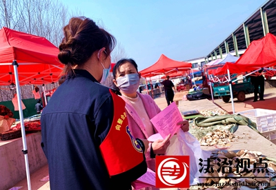 图为女警在市场开展反诈宣传.jpg