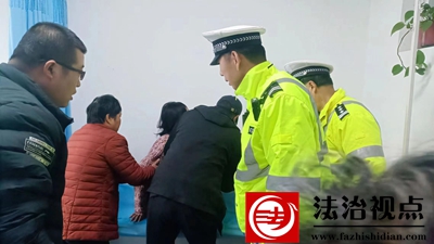 图一：执勤民警及时将女孩送到医院.jpg