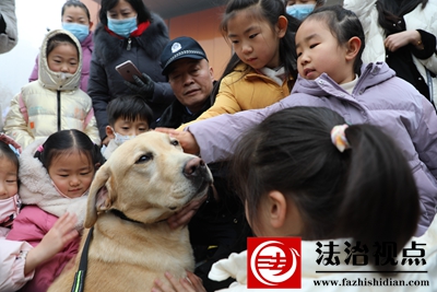 图一：我与“萌犬”合个影.JPG