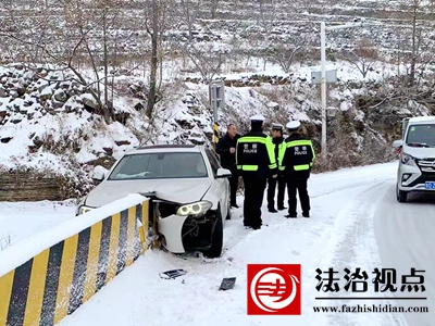 1月16日上午，枣庄市公安局山亭分局交警大队民辅警在事故现场安抚驾驶人情系，叮嘱注意行车安全。.jpg