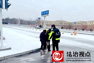 2月21日，枣庄市公安局山亭分局特警队员将摔倒的老人从雪地里搀扶起来。.jpg